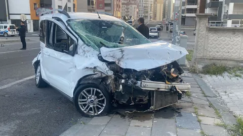 Kayseri'de Feci Kaza: İşçi servisi ile hafif ticari araç çarpıştı: 1 ağır 6 yaralı — haber görseli