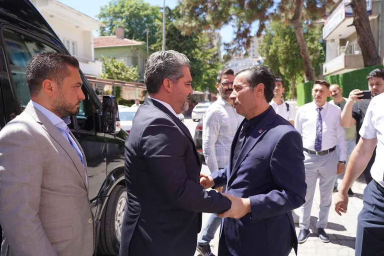 Kayseri'de Siyasetin İki Kutbu Bir Arada! AK Parti Heyetinden CHP Kayseri İl Başkanlığına Sürpriz Ziyaret — haber görseli