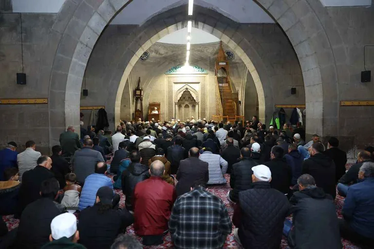 Kayseri Protokolü Hunat Camii'nde Vatandaşlarla Bayram Namazında Buluştu — haber görseli