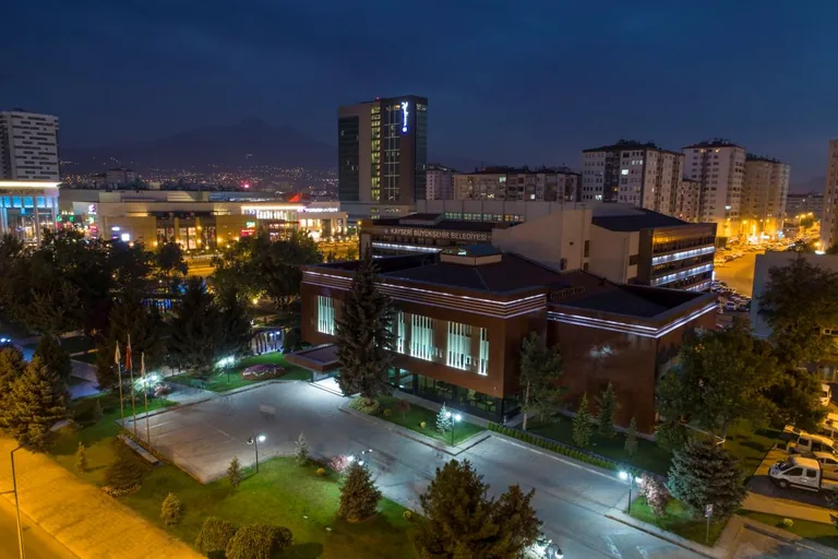 Kayseri Büyükşehir Belediyesi’nden “Çiçek İhalesi” ve Borç İddialarına Yanıt! — haber görseli