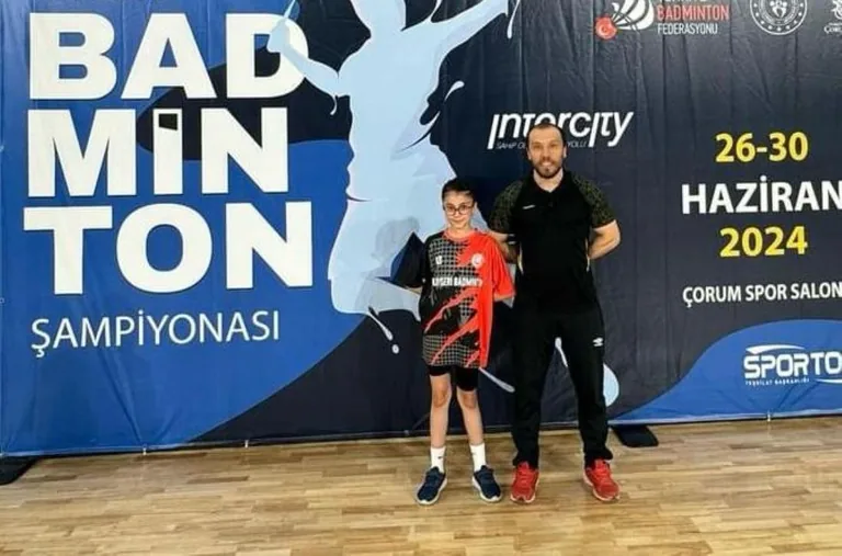 Çorum'da Kayseri Rüzgarı! U9 Türkiye Badminton Şampiyonası'nda Zümra Çetintaş'tan İki Madalya — haber görseli