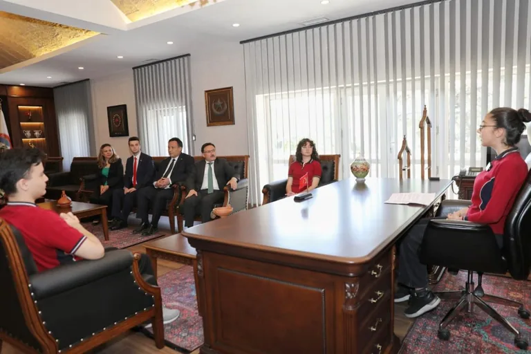 Vali Çiçek, Koltuğunu Esma Doğan'a Devretti: Minik Validen İlk Talimat — haber görseli