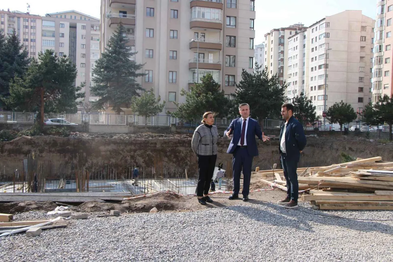 Depremde hasar gördüğü için yıkılan okulların yerine yenileri yapılıyor — haber görseli