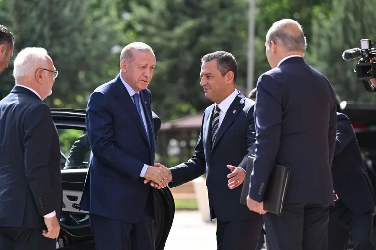 Cumhurbaşkanı Erdoğan İle CHP lideri Özel ne konuştu? Ömer Çelik'ten açıklama geldi — haber görseli