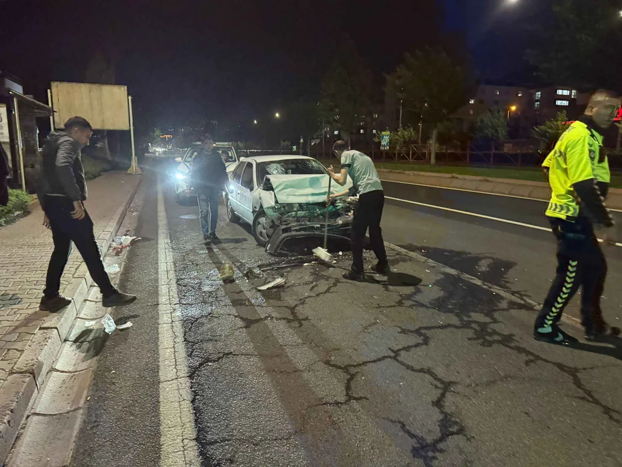 SonDakika... Kayseri Talas Bulvarı'nda Kaza: İki Otomobil Çarpıştı Ortalık Savaş Alanına Döndü — haber görseli