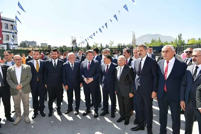 Adalet Bakanı Yılmaz Tunç, Kayseri’de Karne Sevincine Ortak Oldu — haber görseli