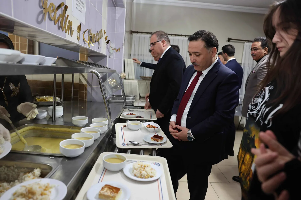 Gökmen Çiçek, Kayseri’de yine gönülleri fethetti! Sümer Fen Lisesi öğrencileriyle yemek sırasına girdi — haber görseli