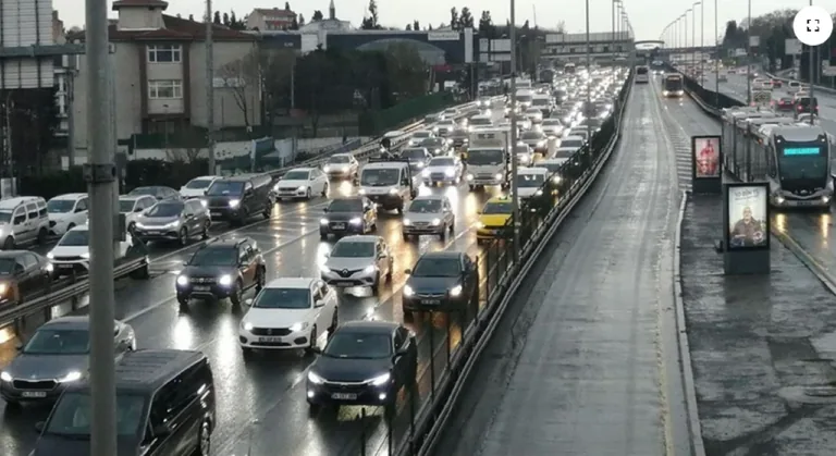 İstanbul’da Yoğun Yağış Sabah Trafiğini Kilitledi! — haber görseli