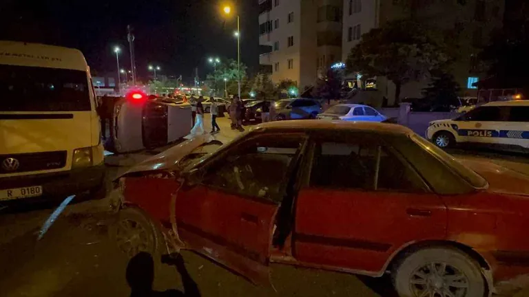 Kayseri BeyazŞehir'de Otomobil İle Hafif Ticari Araç Çarpıştı: 3 Yaralı  — haber görseli