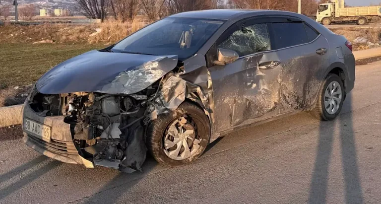KAYSERİ Bekir Yıldız Bulvarı'nda Feci Kaza: Sivil Polis Aracı Kamyonetle Çarpıştı, 4 Yaralı — haber görseli
