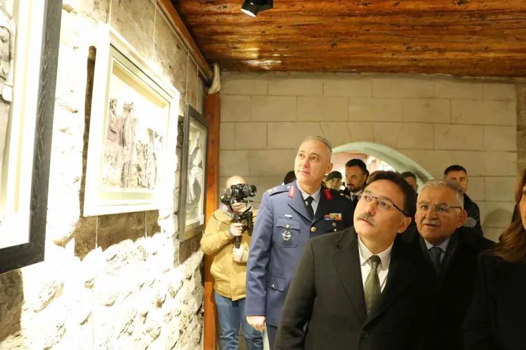 Atatürk Evi ve Şehir Kütüphanesi’nde Tarihe Yolculuk: Atatürk Kıyafetleri Sergisi Büyük İlgi Topladı — haber görseli