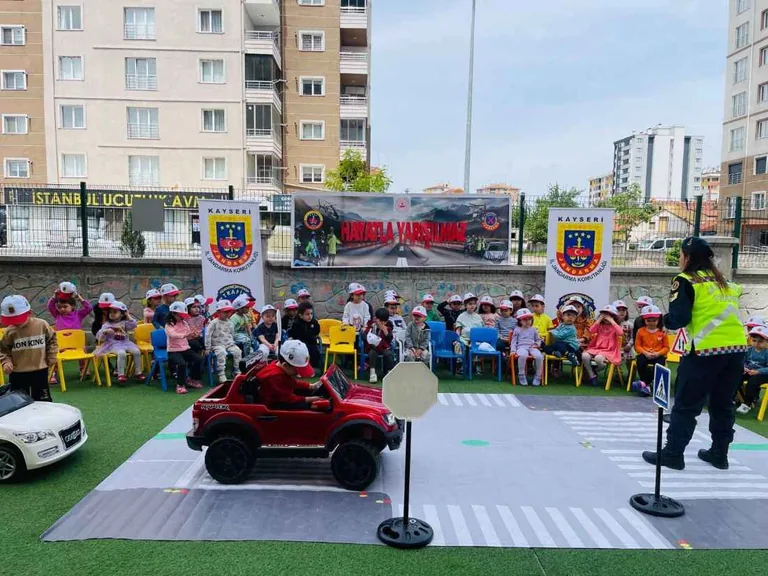 Kayseri'de Jandarma Ekiplerinden Çocuklara Trafik Eğitimi — haber görseli