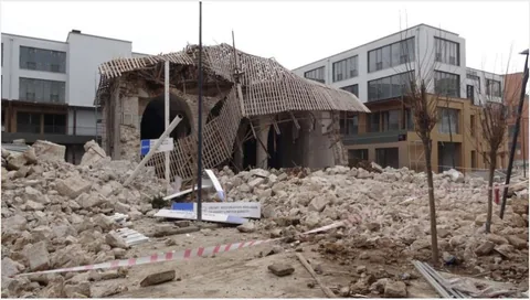 Malatya’da Restorasyon Faciası: Çınarlı Camisi'nin Dış Duvarı Çöktü, Şantiye Şefi Ağır Yaralı — haber görseli