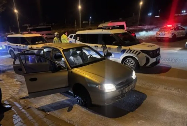 Kayseri'de polise çarptıktan sonra kaçmaya çalışan araçtaki 4 kişi yakalandı — haber görseli