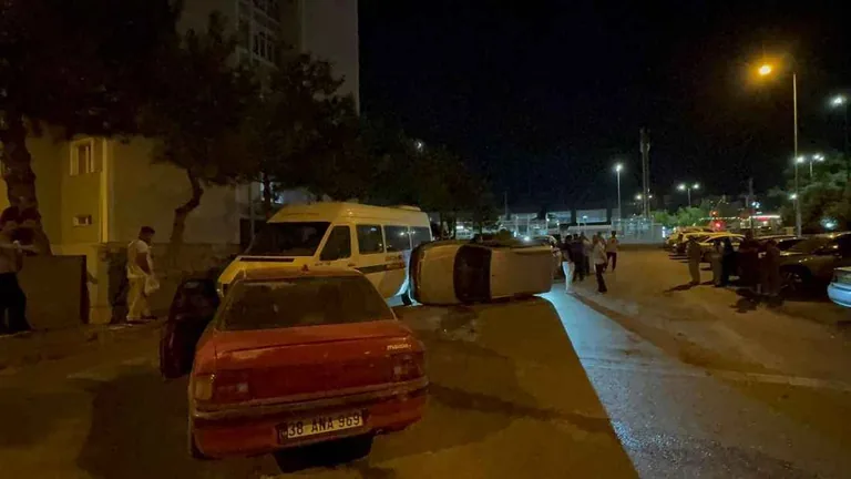 Kayseri BeyazŞehir'de Otomobil İle Hafif Ticari Araç Çarpıştı: 3 Yaralı  — haber görseli