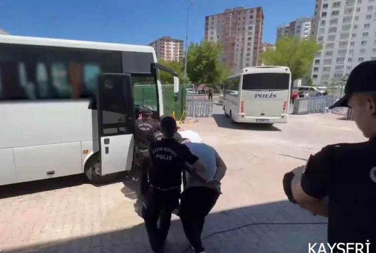 Kayseri’de Uyuşturucu Tacirlerine Ağır Darbe! Narkokapan Operasyonunda 261 Gözaltı, 211 Tutuklama — haber görseli