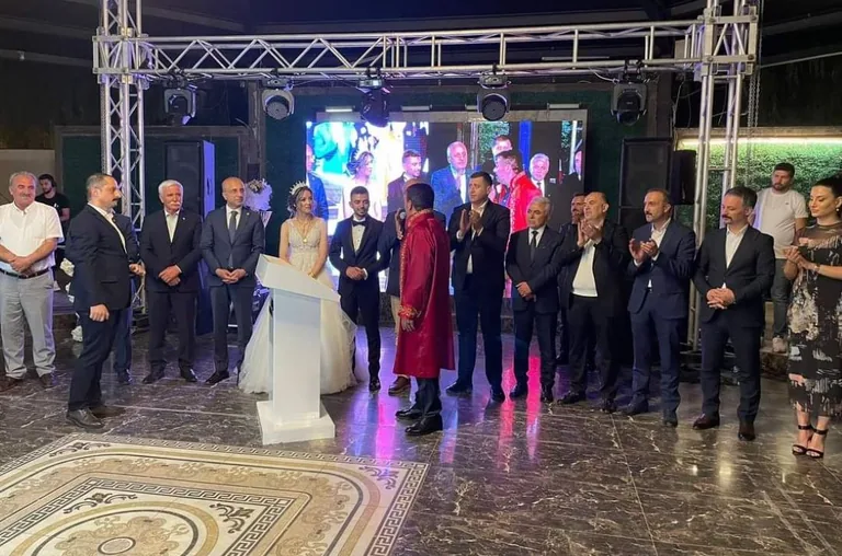MHP'li Vekil Baki Ersoy'dan CHP Kayseri Milletvekili Aşkın Genç'e Jest — haber görseli