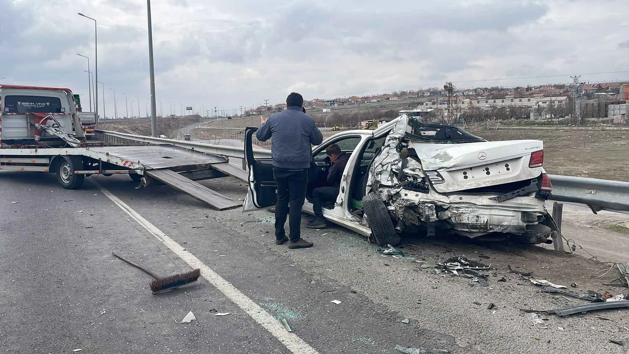 Kuzey Çevre Yolunda Korkunç Kaza! TIR yol kenarında duran otomobile çarptı: 1 ağır yaralı — haber görseli