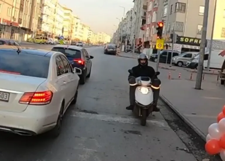 Trafikte Ters Yönde İlerleyen Motosikletler, Kazaya Davetiye Çıkartıyor! — haber görseli