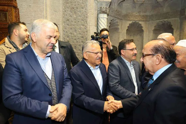 Kayseri Protokolü Hunat Camii'nde Vatandaşlarla Bayram Namazında Buluştu — haber görseli
