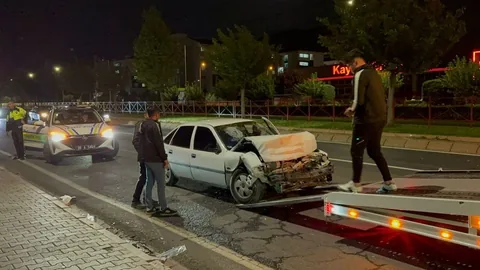 SonDakika... Kayseri Talas Bulvarı'nda Kaza: İki Otomobil Çarpıştı Ortalık Savaş Alanına Döndü — haber görseli