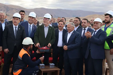 YAHYALI BELEDİYESİ TEKSTİL FABRİKASI AÇILDI: 200 KADINA İSTİHDAM SAĞLAYACAK — haber görseli