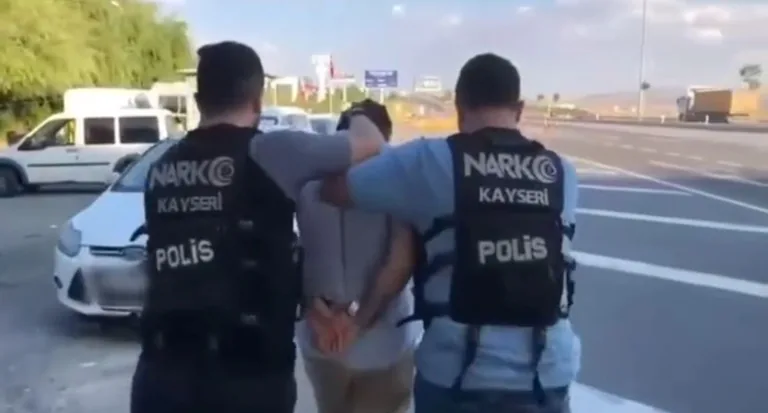 Kayseri'ye Zehir Taşıyan Kurye Malatya'da Yakalandı: 10 Kilo 705 Gram Uyuşturucu Ele Geçirildi! — haber görseli