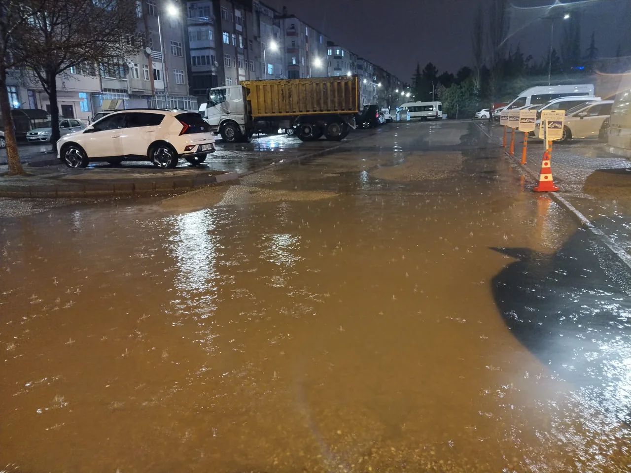 Kayseri’de Sağanak Mesaisi: Cadde ve Sokaklar Göle Döndü! — haber görseli