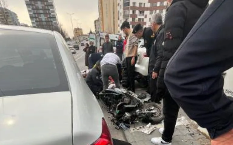 Talas Mevlana'da Otomobil ile Motosiklet Çarpıştı: 2 Ağır Yaralı — haber görseli