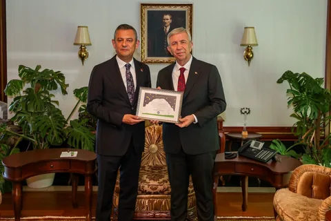 CHP Lideri Özgür Özel, Mansur Yavaş ile bir araya geldi — haber görseli