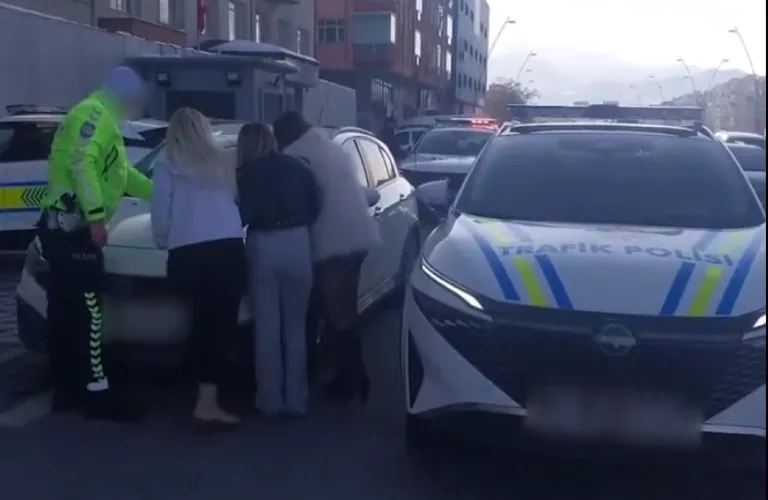 Trafikte Akıl Almaz Görüntü! Tehlikeli Şov: Hem Sürücüye Hem Yolculara Ceza Kesildi! — haber görseli