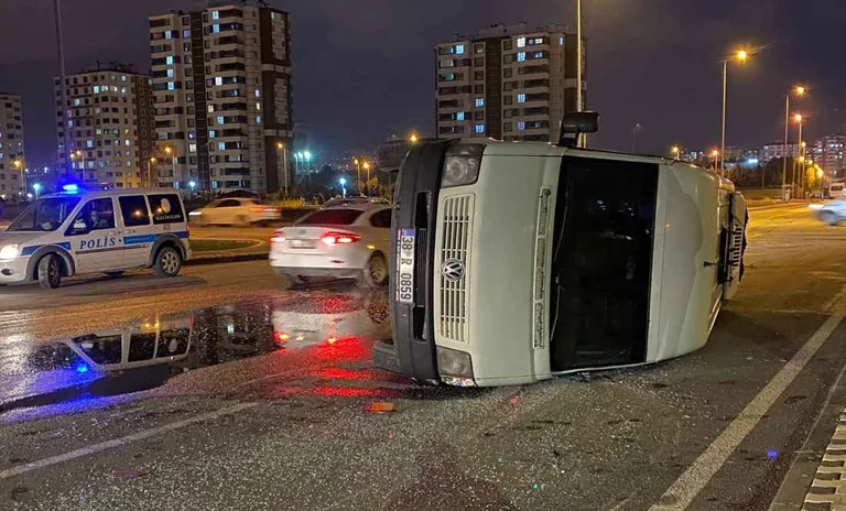 Kayseri Yavuzlar Mahallesinde Otomobil ile İşçi Servisi Çarpıştı: 3 Yaralı — haber görseli
