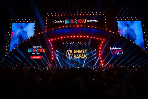 AHMET ŞAFAK’TAN KAYSERİ’DE DUYGU YÜKLÜ GECE!  Kayseri Kültür Yolu Festivali — haber görseli