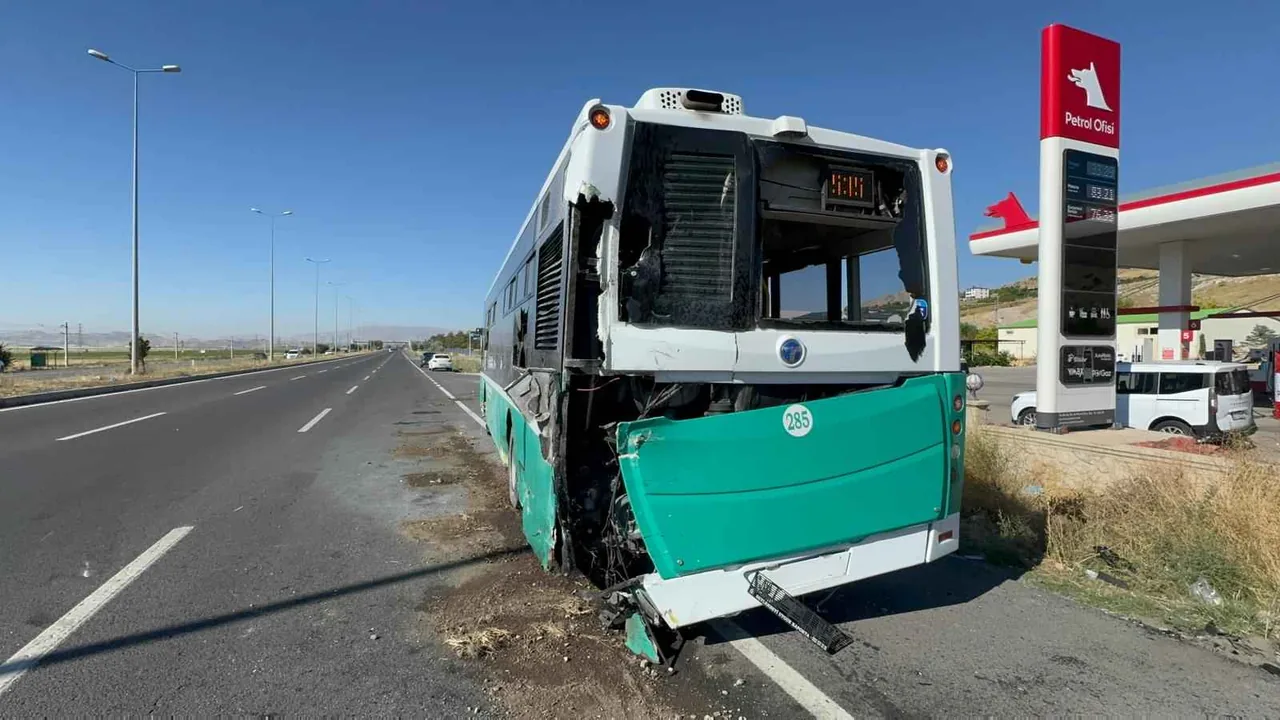 Kayseri-Niğde Yolunda Minibüs, Özel Halk Otobüsüne Arkadan Çarptı: 3 Yaralı — haber görseli