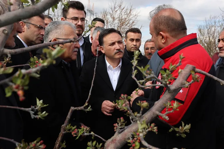 Kayseri’de Zirai Don Alarmı! Vali Çiçek ve Başkan Büyükkılıç Üreticiye Sahip Çıktı — haber görseli
