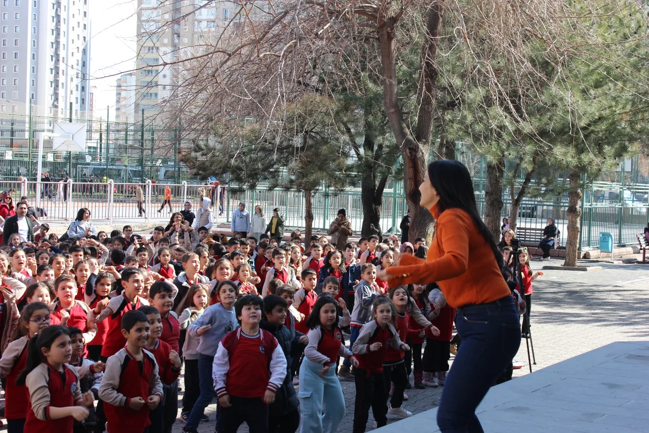 Önce DANS Sonra DERS! Bu Okulda Öğrenciler Derslere Dans Ederek Giriyor — haber görseli