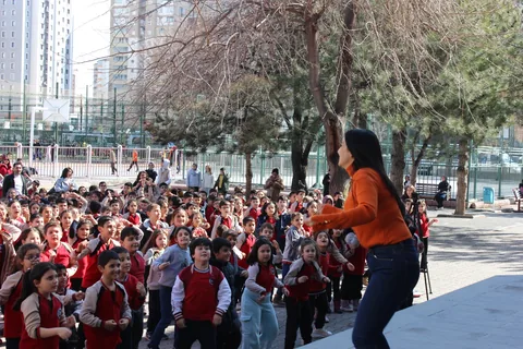Önce DANS Sonra DERS! Bu Okulda Öğrenciler Derslere Dans Ederek Giriyor — haber görseli