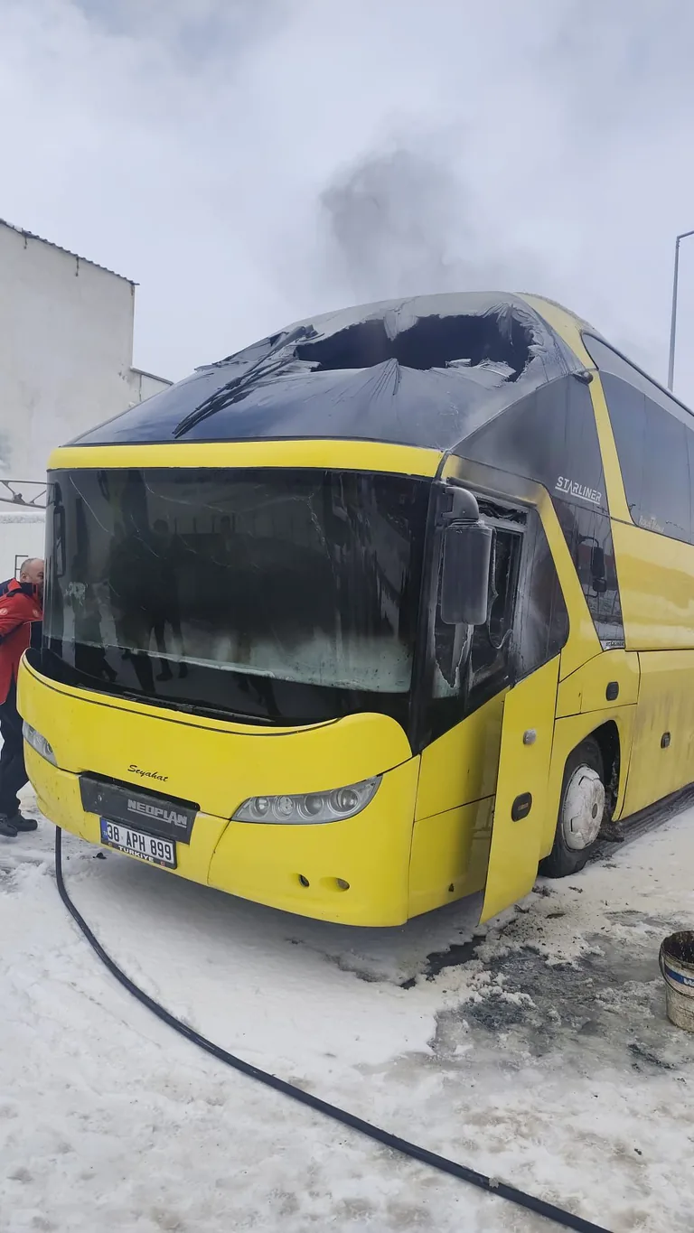 Nedeni Bilinmiyor! Anbar Mahallesi’nde Park Halindeki Otobüs Alevlere Teslim Oldu! — haber görseli