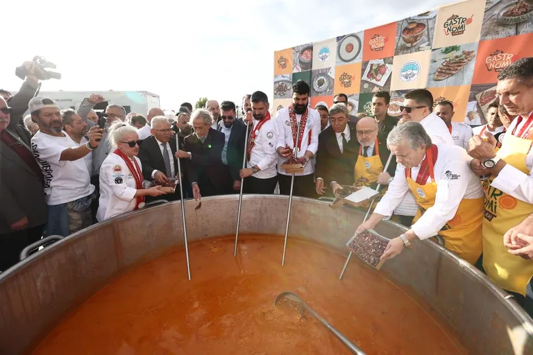 Kayseri'de 3. Gastronomi Günleri Başladı: 1 Ton Pastırmalı Gömeç Kuru Fasulye İkram Edildi — haber görseli