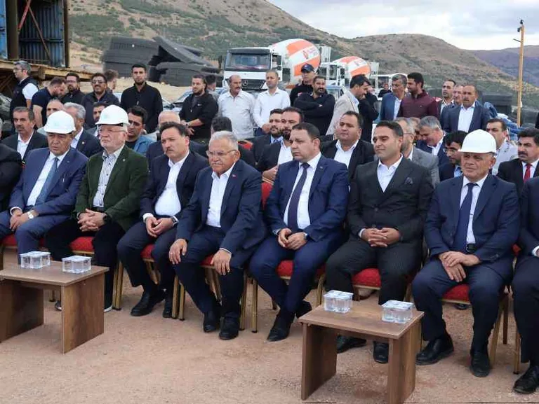 YAHYALI BELEDİYESİ TEKSTİL FABRİKASI AÇILDI: 200 KADINA İSTİHDAM SAĞLAYACAK — haber görseli