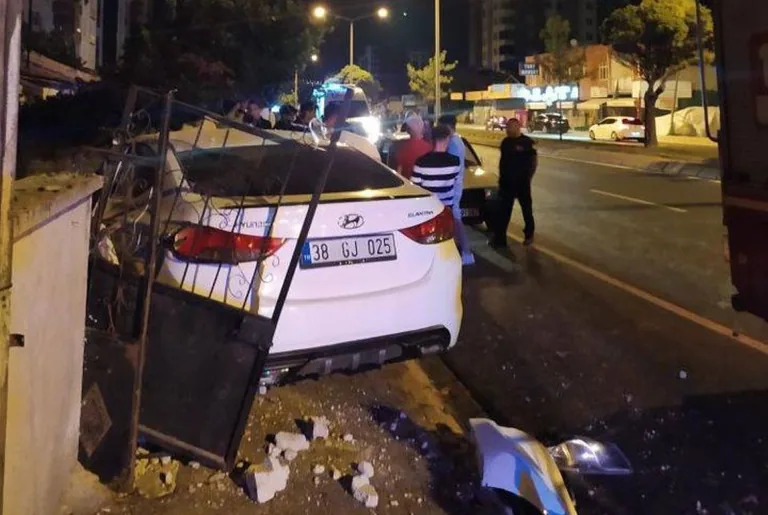 Kayseri'de Trafik Kazası: Erkilet Bulvarı'nda Araç Duvara Çarptı! — haber görseli