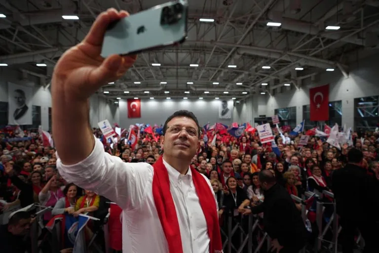 İmamoğlu'ndan Cumhurbaşkanı Erdoğan'a Sert yanıt: Burası Güreş Meydanı Mı? Hadi Gelde Silkele Ozaman  — haber görseli