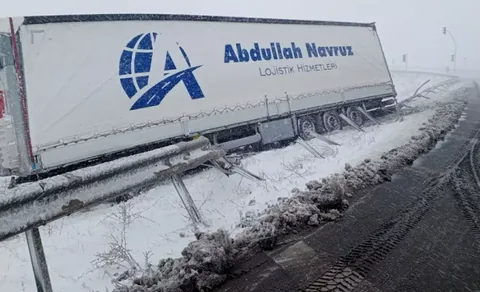 Şarkışla’da Kar Yağışı Kazaya Neden Oldu! Tır Bariyerlere Çarptı, 1 Yaralı — haber görseli