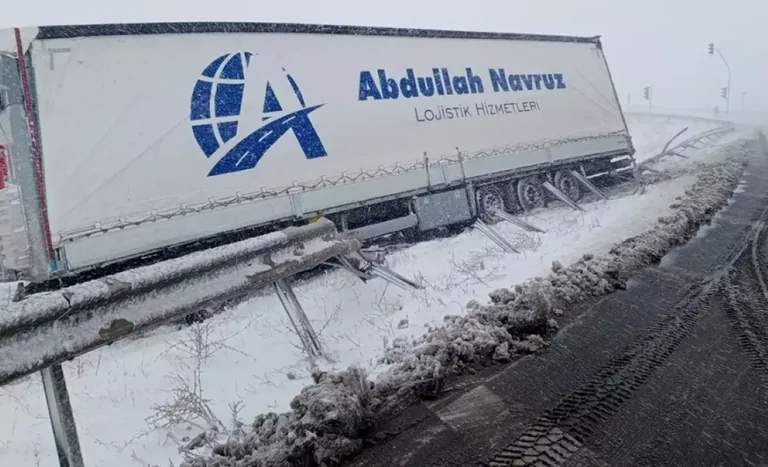 Şarkışla’da Kar Yağışı Kazaya Neden Oldu! Tır Bariyerlere Çarptı, 1 Yaralı — haber görseli