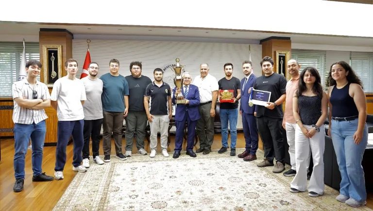 Başkan Büyükkılıç, şampiyon gençleri makamında ağırladı! ERÜ Öğrencileri Yine Gururlandırdı — haber görseli