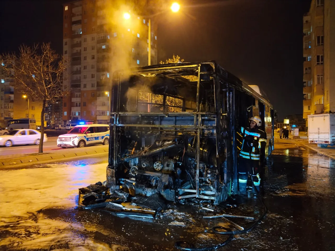 KAYSERİ'DE HALK OTOBÜSÜ ALEV ALEV YANDI: OTOBÜSTEN GERİYE DEMİR YIĞINLARI KALDI — haber görseli