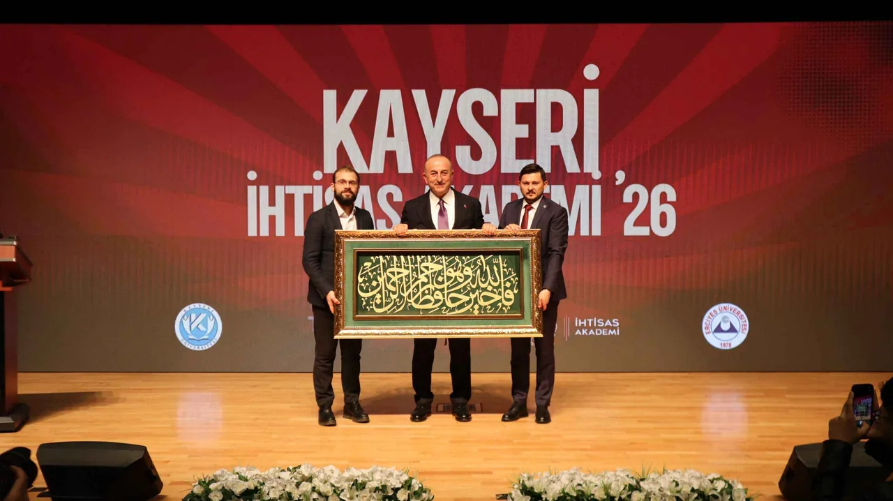 Eski Dışişleri Bakanı MEVLÜT ÇAVUŞOĞLU Kayseri’den Dünyaya Seslendi: BU İŞLERİN TÜM SORUMLUSU İSRAİL’DİR — haber görseli
