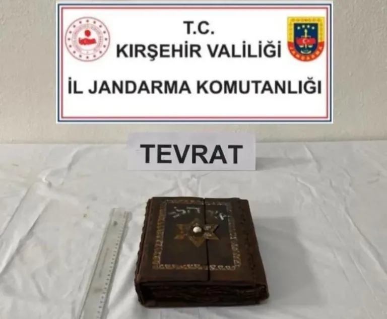 Kırşehir'de jandarma yol kontrolünde 700 yıllık olduğu değerlendirilen Tevrat buldu — haber görseli