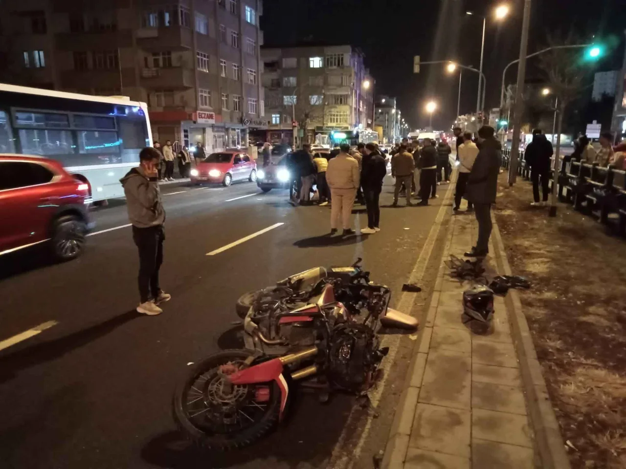 Mehmet Özhaseki Bulvarı'nda Kaza! Motosiklet Yayaya Çarptı: 2 Yaralı — haber görseli