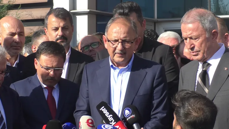 Mehmet Özhaseki'den Erkilet Havalimanında Veda Mesajı: Başımız Dik, Doğruluktan Taviz Vermedik — haber görseli